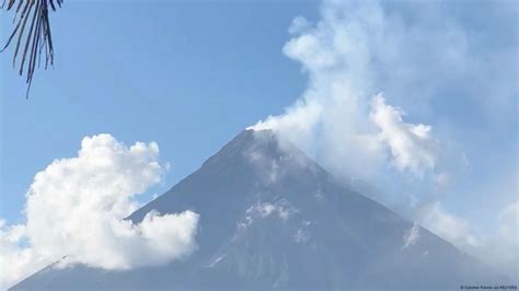 Thousands evacuated in Philippines as Mount Mayon volcano .